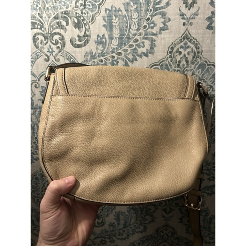 MICHAEL KORS TAN CROSSBODY, LARGE, SOFT‎ LEATHER, GOLD TRIM, STRAP, SUPER CUTE! - Picture 3 of 8
